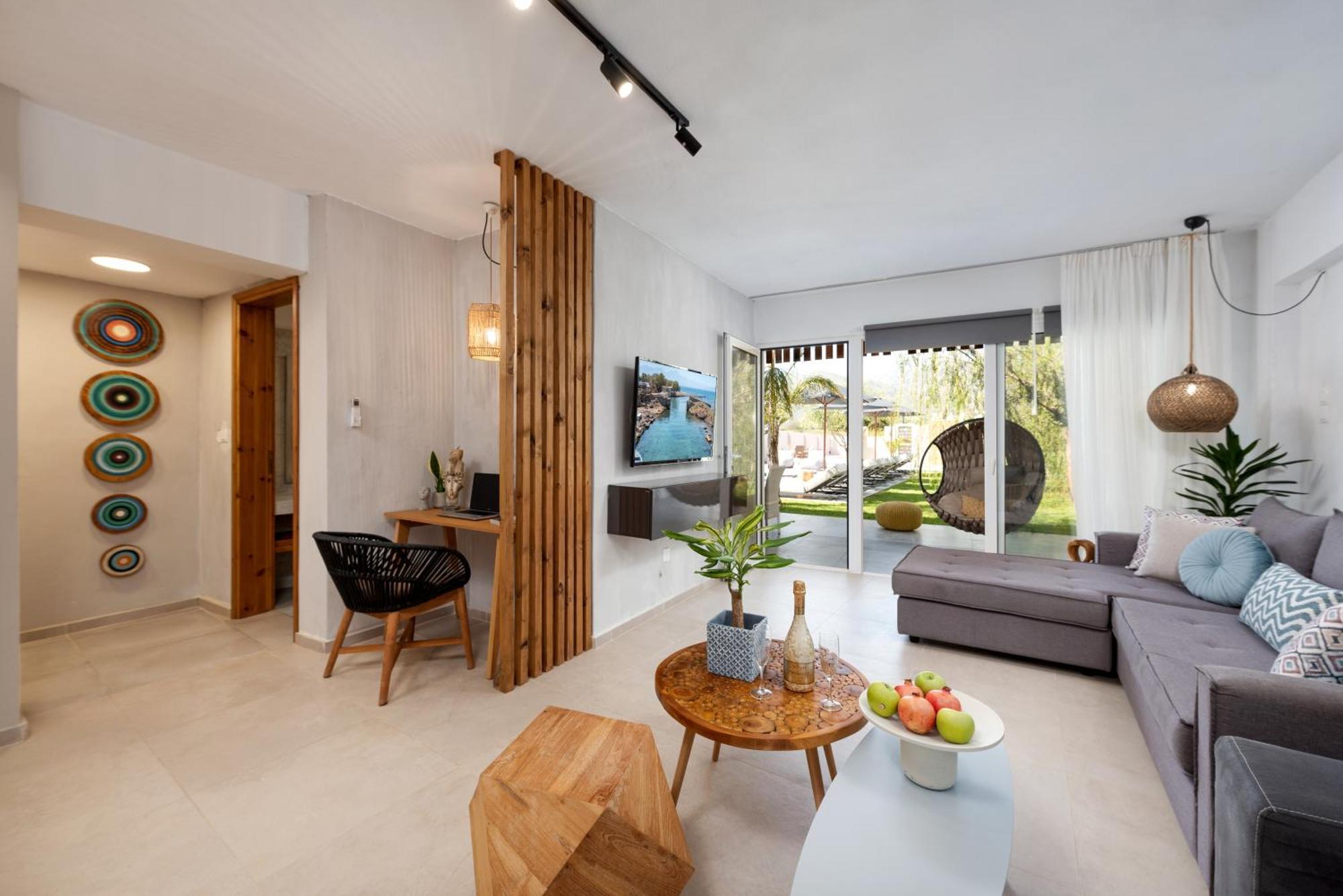 Hypnosis Beachside Villa With Private Heated Pool เยโอริยิอูโปลิส ภายนอก รูปภาพ